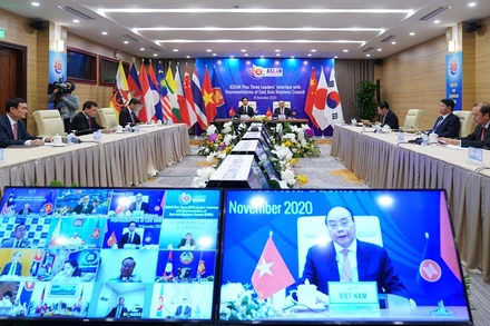 Thủ tướng Nguyễn Xuân Phúc điều hành Phiên đối thoại trong vai trò Chủ tịch ASEAN+3. (Ảnh: TRẦN HẢI)