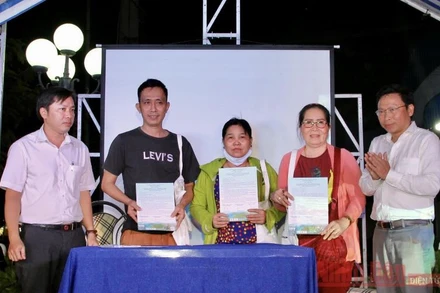 Tiểu thương tại chợ Côn Đảo kí cam kết hạn chế sử dụng túi ni-lông.