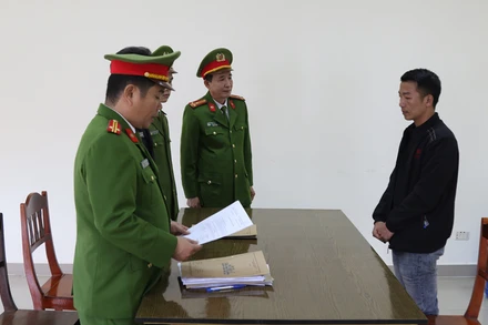 Công an Quảng Bình tống đạt các quyết định khởi tố đối với Ngô Xuân Sĩ