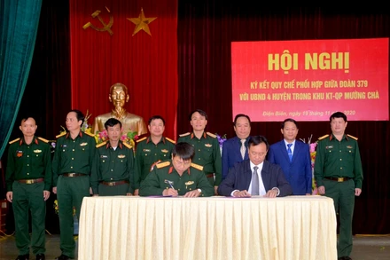 Đoàn KT-QP 379 và lãnh đạo bốn huyện ký kết quy chế phối hợp.