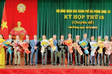 Tặng hoa các đại biểu trúng cử và đại biểu được miễn nhiệm.