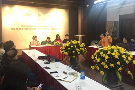 Các chuyên gia trao đổi về phát huy giá trị áo dài trong xã hội đương đại.