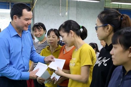 Đồng chí Nguyễn Đình Khang tặng quà công nhân Công ty CP May Quảng Trị bị ảnh hưởng bởi lũ lụt.