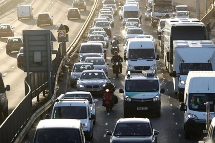 Các phương tiện tham gia giao thông tại đường hầm Blackwall tại London, Anh vào ngày 18-11. Ảnh: Reuters.