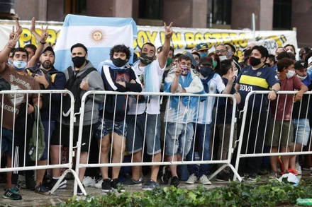 Cảnh sát phải thiết lập rào chắn bởi quá đông cổ động viên đến viếng. (Ảnh: AP)