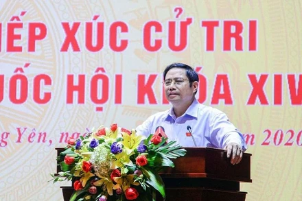 Đồng chí Phạm Minh Chính, Ủy viên Bộ Chính trị, Bí thư Trung ương Đảng, Trưởng Ban Tổ chức Trung ương phát biểu tại buổi tiếp xúc cử tri thị xã Quảng Yên. 