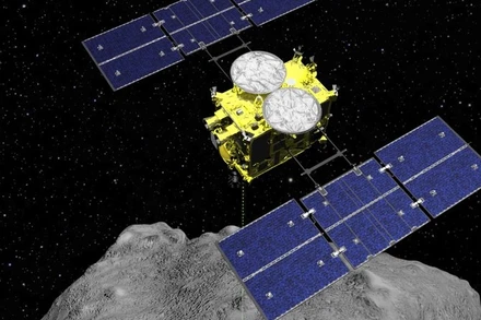 Hình ảnh đồ họa máy tính do Cơ quan Thám hiểm hàng không vũ trụ Nhật Bản (JAXA) thực hiện cho thấy tàu vũ trụ Hayabusa2 phía trên tiểu hành tinh Ryugu. Nguồn: ISAS / JAXA.