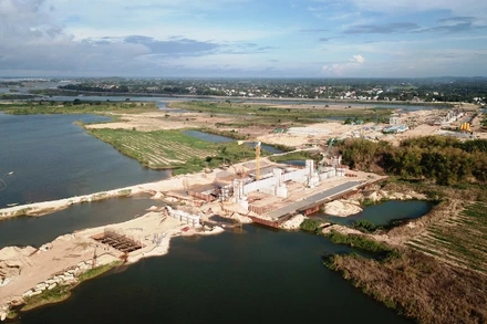 Công trình đập dâng hạ lưu sông Trà Khúc.