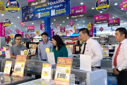 Đoàn công tác của Sở Công thương kiểm tra việc triển khai Tháng Khuyến mại Hà Nội.