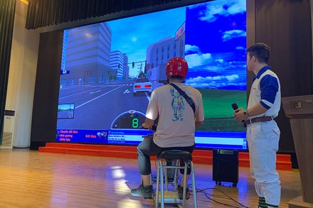 Hướng dẫn tham gia trải nghiệm thực tế thông qua mô hình máy tập lái RT.