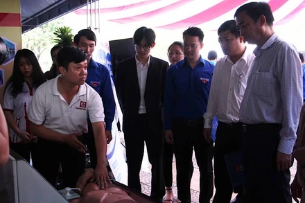 Đại biểu tham quan các dự án của đoàn viên, sinh viên