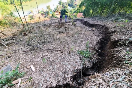 Vết nứt khá sâu, nằm ở độ dốc lớn, nguy cơ sạt lở cao, đe dọa cuộc sống của 17 hộ dân bản Bủng Sát ở phía dưới.