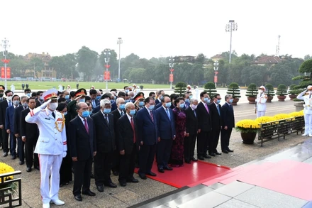 Các đồng chí lãnh đạo, nguyên lãnh đạo Đảng, Nhà nước tưởng nhớ Chủ tịch Hồ Chí Minh. 