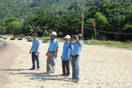 Tổ bảo vệ thủy sản Thọ Quang tuần tra dọc biển.