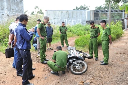 Lực lượng công an tiến hành khám nghiệm hiện trường vụ án.