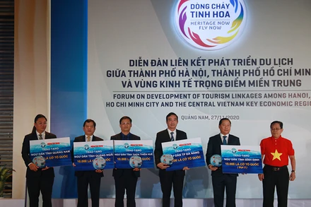 Đại diện Ban Biên tập Báo Người lao động trao tặng cờ Tổ quốc cho ngư dân năm tỉnh.