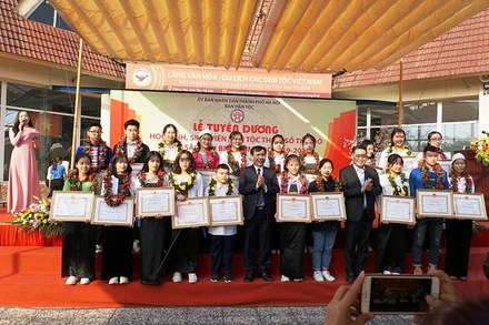 Các học sinh, sinh viên dân tộc thiểu số nhận Bằng khen. 
