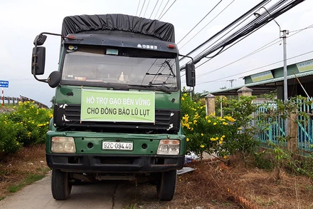 Xe chở gạo được sản xuất theo các tiêu chuẩn bền vững đã lên đường tới với người dân bị ảnh hưởng bởi bão lũ ở Quảng Ngãi (Ảnh: Rikolto Việt Nam). 