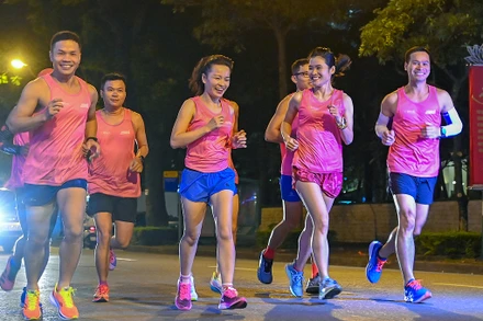 Các runner chạy qua các con phố của thủ đô. (Ảnh: GIANG HUY)