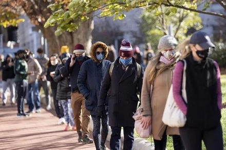 Người dân xếp hàng chờ xét nghiệm Covid-19 tại Washington, D.C., Mỹ, ngày 23-11-2020. (Ảnh: THX/TTXVN)