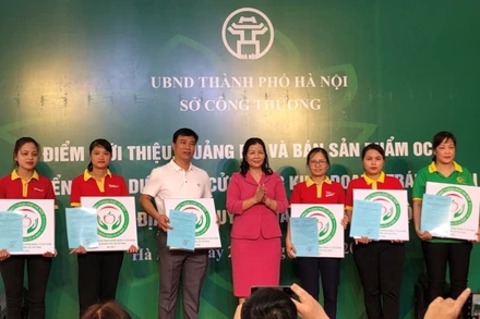 Trao biển nhận diện cửa hàng trái cây an toàn cho các cơ sở đủ điều kiện.