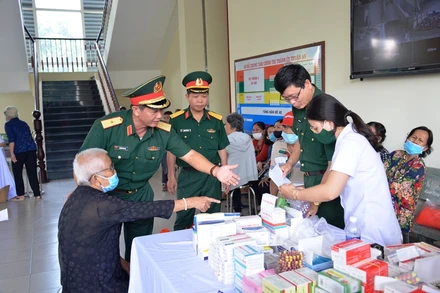 Các bác sĩ Bệnh viện Quân y 4 khám bệnh miễn phí cho người nghèo.