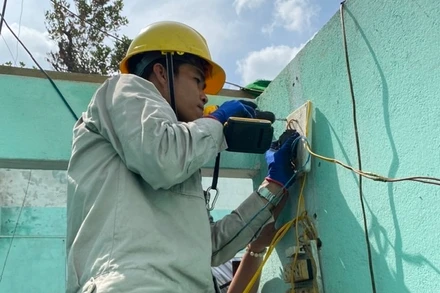 Đoàn viên công nhân EVNHCMC đang sửa chữa điện cho các hộ dân ở Quảng Nam, khắc phục hậu quả cơn bão số 9.