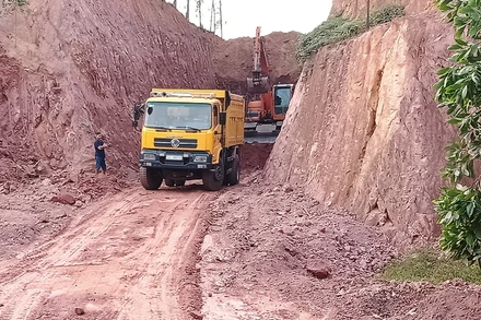 Đồi, núi ở xã Tân Hòa, huyện Phú Bình bị khai thác trái phép làm vật liệu san lấp,