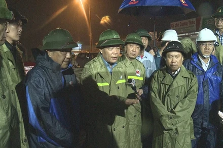 Bộ trưởng Nguyễn Xuân Cường kiểm tra Khu nao đậu tàu cá sông Gianh (Quảng Bình).