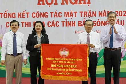 Tỉnh Trà Vinh trao cờ luân lưu cho tỉnh Long An làm Cụm trưởng năm 2021.