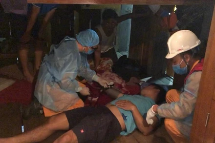 Ngư dân được tiếp cận y tế kịp thời. 