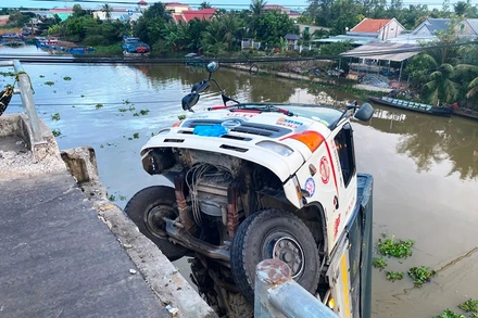 Sáng 30-11, chiếc xe tải còn nằm dưới kênh Nguyễn Văn Tiếp.