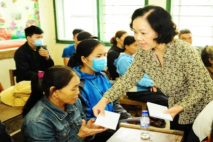 Đồng chí Trương Thị Mai tặng quà người dân xã Cam Tuyền, huyện Cam Lộ. 