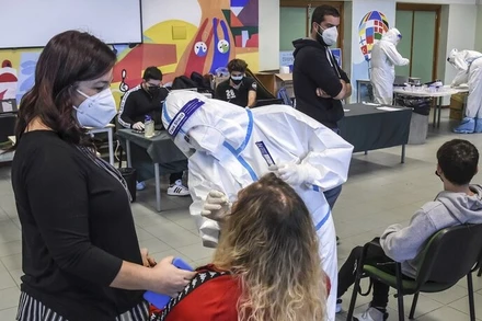 Theo tính toán của WHO, cứ 17 giây ở châu Âu lại có một người chết do hậu quả của việc nhiễm Covid-19 (Nguồn ảnh: AP).