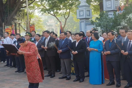 Đoàn đại biểu Thành ủy, UBND TP Hà Nội dâng hương tưởng nhớ danh nhân Chu Văn An.