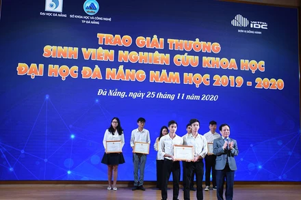 PGS, TS Nguyễn Ngọc Vũ, Giám đốc ĐH Đà Nẵng khen thưởng nhóm tác giả đạt giải nhất.
