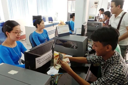 Hành khách mua vé tại ga Sài Gòn. (Ảnh: VNR)