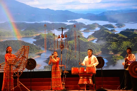 Tiết mục Tây Nguyên chào mặt trời của đơn vị quận 4.