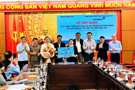 Đồng chí Lê Đức Thọ, Bí thư Đảng ủy, Chủ tịch HĐQT Ngân hàng VietinBank đã trao tặng số tiền 10 tỷ đồng cho lãnh đạo Ủy ban MTTQ .