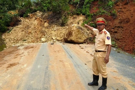 Sạt lở khoảng 200m3 đất trên Quốc lộ 40B tại huyện Nam Trà My