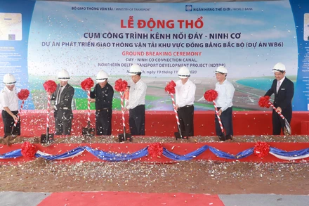 Lãnh đạo Bộ Giao thông vận tải, lãnh đạo tỉnh Nam Định và đại diện Ngân hàng Thế giới tại Việt Nam thực hiện nghi thức động thổ xây dựng cụm công trình kênh nối sông Đáy - sông Ninh Cơ.