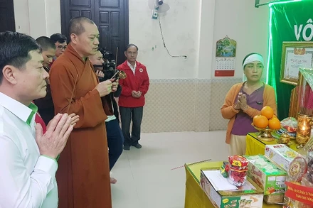 Đoàn công tác của Công đoàn CTCP nhựa Thiếu niên Tiền phong thắp hương cho liệt sĩ Lê Thế Linh tại Đông Hà.