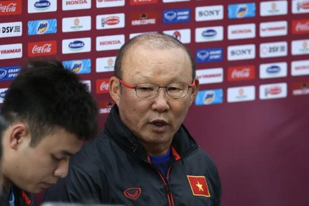 HLV Park Hang Seo trả lời phỏng vấn báo chí trước buổi tập. (Ảnh: VFF)