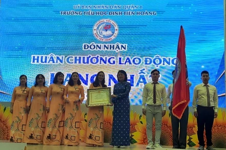 Phó Chủ tịch nước Đặng Thị Ngọc Thịnh trao Huân chương Lao động hạng nhất cho Trường tiểu học Đinh Tiên Hoàng.