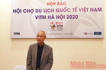 Phó Chủ tịch Thường trực Hiệp hội Du lịch Việt Nam Vũ Thế Bình phát biểu tại họp báo. 