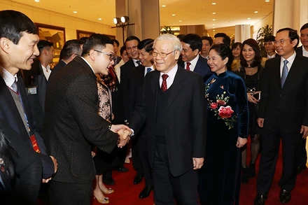 Tổng Bí thư, Chủ tịch nước Nguyễn Phú Trọng với các kiều bào dự Chương trình Xuân quê hương. Ảnh: TRÍ DŨNG (TTXVN)