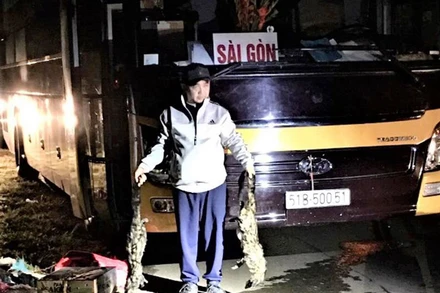 Chiếc xe khách chở động vật hoang dã.