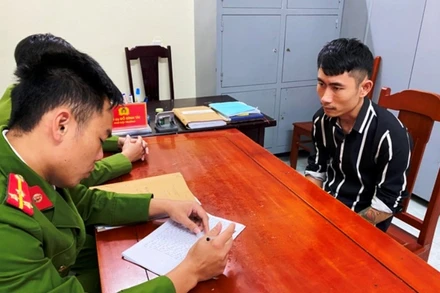 Công an lấy lời khai của đối tượng liên quan.