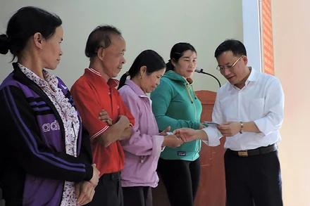 Tặng thẻ bảo hiểm y tế cho người dân Kon Tum bị ảnh hưởng của bão, lũ