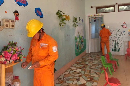 Công nhân Điện lực Quảng Bình sửa chữa hệ thống điện tại Trường mầm non Duy Ninh…